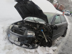 Nehoda čtyř aut. Mladá řidička dostala v Kopřivné na kluzké silnici smyk