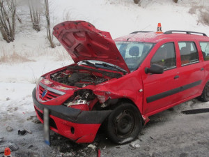 Nehoda čtyř aut. Mladá řidička dostala v Kopřivné na kluzké silnici smyk