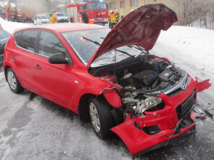 Nehoda čtyř aut. Mladá řidička dostala v Kopřivné na kluzké silnici smyk