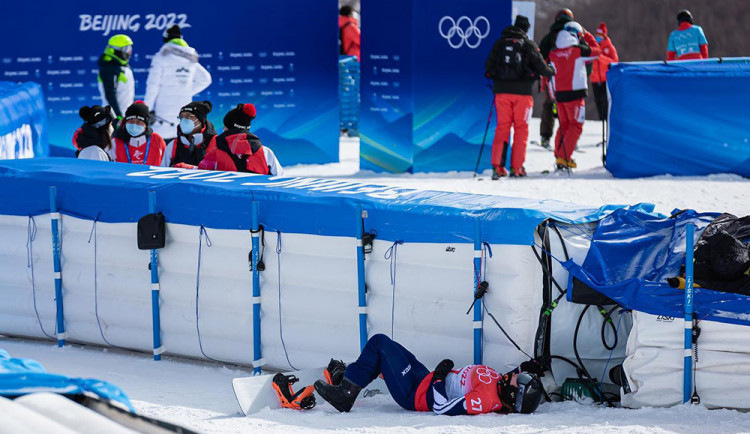Olympiáda skončila pro snowboardistku z Loštic Vendulu Hopjákovou krutě. Po pádu má zlomenou ruku