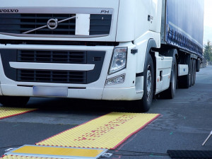 Kontrolní vážení nákladního auta - ilustrační foto