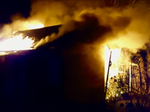 Dřevěnou chatku v Šumperku pohltily plameny. Na místě byly tři jednotky hasičů