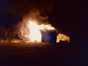 Dřevěnou chatku v Šumperku pohltily plameny. Na místě byly tři jednotky hasičů