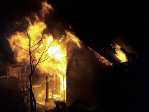 Dřevěnou chatku v Šumperku pohltily plameny. Na místě byly tři jednotky hasičů