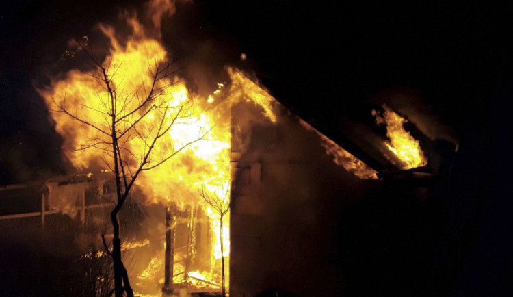 Dřevěnou chatku v Šumperku pohltily plameny. Na místě byly tři jednotky hasičů