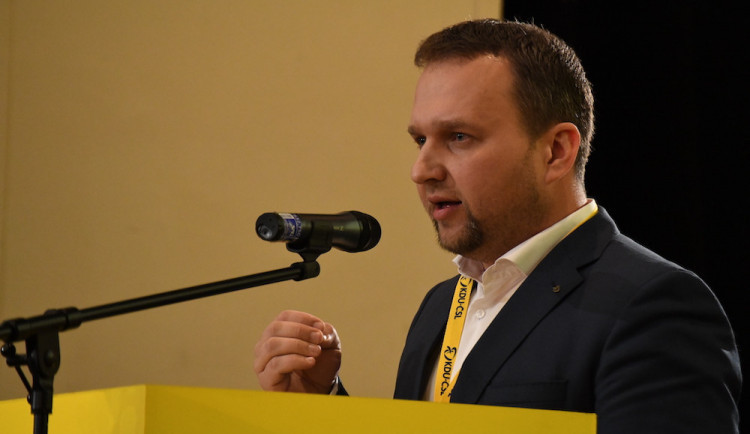 Vicepremiér Jurečka rezignoval na post zastupitele Olomouckého kraje, z rady na ministerstvo odchází i Sršeň