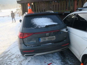 Při úpravách sjezdovky v Ostružné sjel rolbař v noci ze svahu a na parkovišti poškodil tři auta