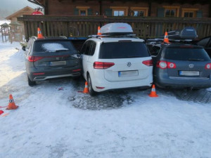 Při úpravách sjezdovky v Ostružné sjel rolbař v noci ze svahu a na parkovišti poškodil tři auta