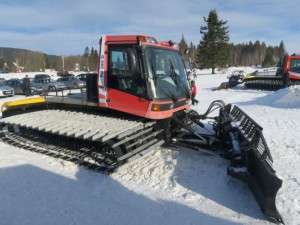 Při úpravách sjezdovky v Ostružné sjel rolbař v noci ze svahu a na parkovišti poškodil tři auta