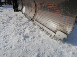 Při úpravách sjezdovky v Ostružné sjel rolbař v noci ze svahu a na parkovišti poškodil tři auta