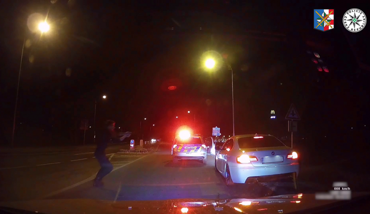 VIDEO: Před policisty ujížděl po dálnici 250 km/h. Dřív jsem si vás nevšiml, řekl po zastavení