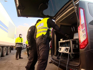 Z padesáti kontrol přes třicet přestupků. Policisté si posvítili na náklaďáky a dodávky