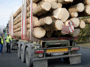 Z padesáti kontrol přes třicet přestupků. Policisté si posvítili na náklaďáky a dodávky