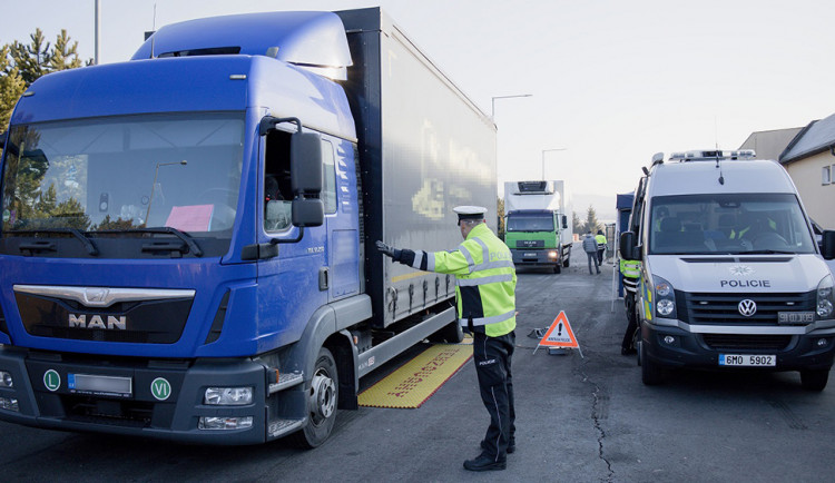 Z padesáti kontrol přes třicet přestupků. Policisté si posvítili na náklaďáky a dodávky