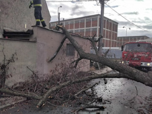Hasiči v kraji vyjížděli k více než stovce zásahům kvůli silnému větru