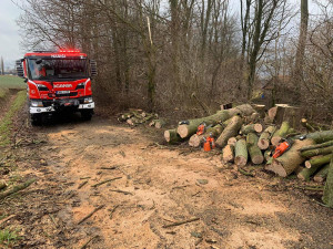 Hasiči v kraji vyjížděli k více než stovce zásahům kvůli silnému větru