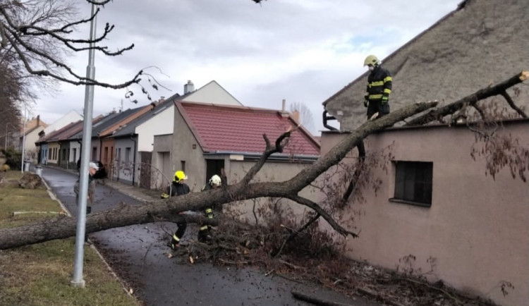 Hasiči v kraji vyjížděli k více než stovce zásahům kvůli silnému větru