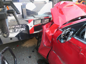 Mohutný autojeřáb v Ludéřově narazil do osobního vozu a zranil dva lidi