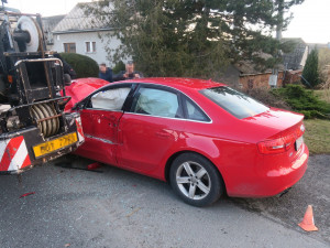 Mohutný autojeřáb v Ludéřově narazil do osobního vozu a zranil dva lidi