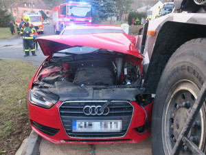 Mohutný autojeřáb v Ludéřově narazil do osobního vozu a zranil dva lidi