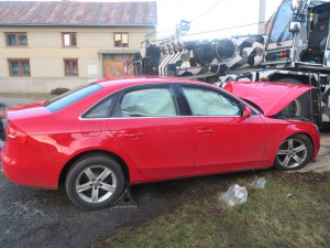 Mohutný autojeřáb v Ludéřově narazil do osobního vozu a zranil dva lidi