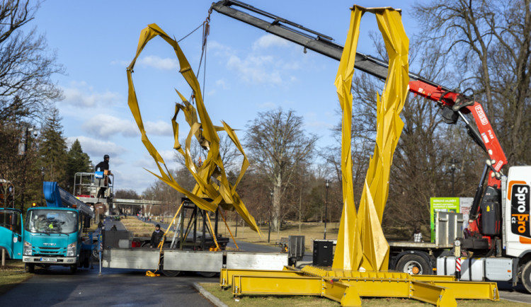 Ukončení instalace uměleckého díla s názvem Stvůra autora Jana Dostála v Rudolfově aleji