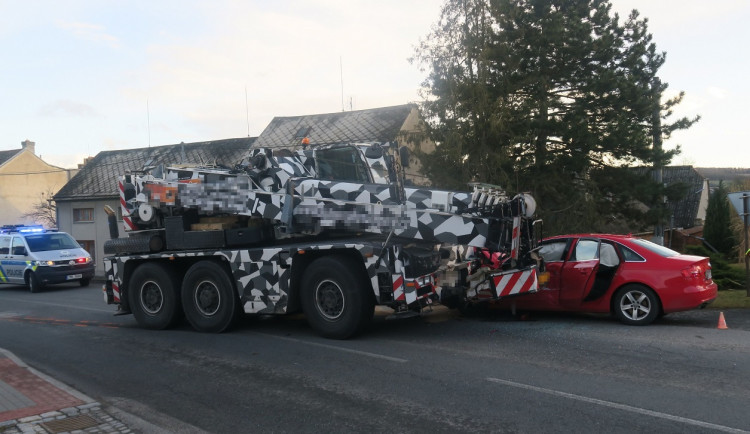 Mohutný autojeřáb v Ludéřově narazil do osobního vozu a zranil dva lidi