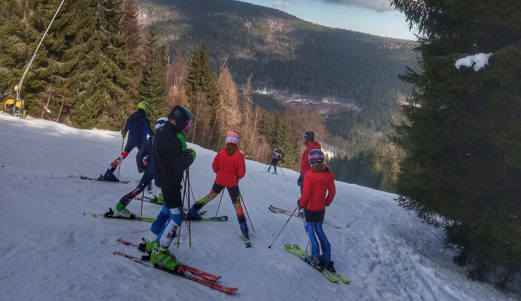 Po oblevě napadl v Jeseníkách sníh, provoz některých areálů však omezil silný vítr