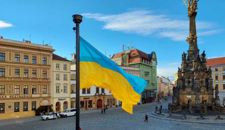 Solidaritu vyjádřila občanům Ukrajiny vyvěšením vlajky také olomoucká radnice