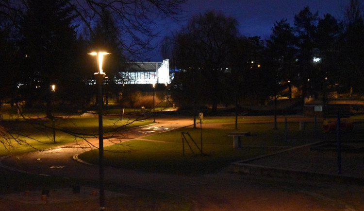 Města a obce se snaží šetřit na energiích. Může se to dotknout i osvětlení cyklostezek