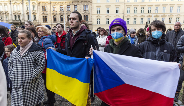 Ukrajino jsme s tebou! Lidé na olomouckém náměstí vyjádřili podporu napadenému státu