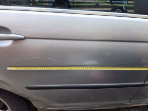 V Zábřehu vandal v noci vyryl rýhy do několika aut. Policie hledá svědky