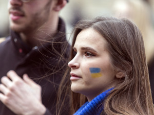 Ukrajino jsme s tebou! Lidé na olomouckém náměstí vyjádřili podporu napadenému státu