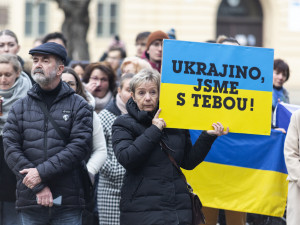 Ukrajino jsme s tebou! Lidé na olomouckém náměstí vyjádřili podporu napadenému státu