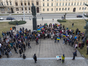 Ukrajino jsme s tebou! Lidé na olomouckém náměstí vyjádřili podporu napadenému státu