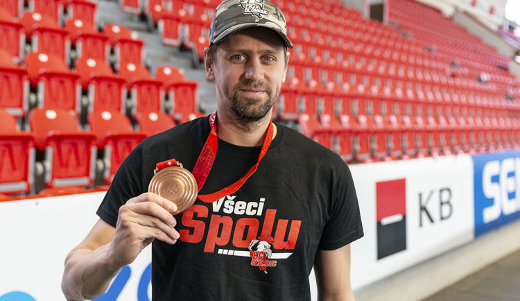 Slovenský gólman Branislav Konrád s bronzovou olympijskou medailí z Pekingu