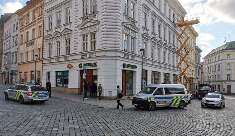 Sberbank v Olomouci: Desítky lidí čekaly i po zavření pobočky, situaci hlídala policie