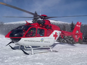 VIDEO: Vrtulníky letěly pro lyžařky na Praděd i Kraličák. Dívku zachránila při nárazu přilba