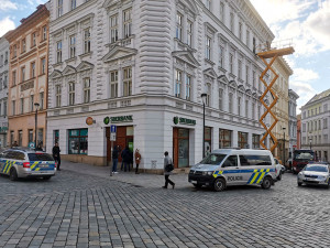 Sberbank v Olomouci: Desítky lidí čekaly i po zavření pobočky, situaci hlídala policie