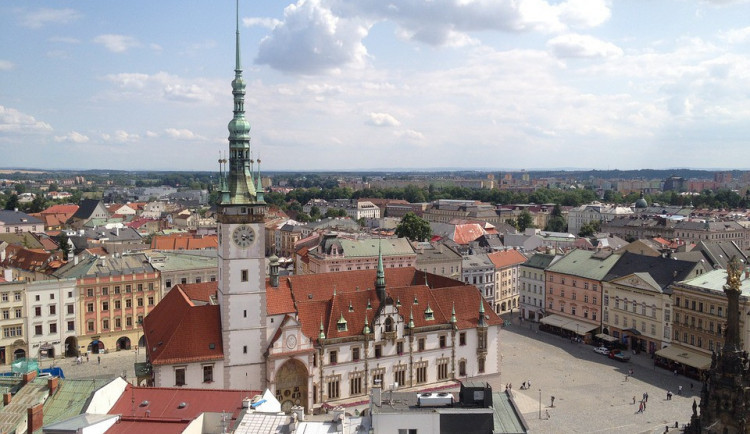 Cestu na olomouckou radniční věž ozvláštní stovky let stará keramika