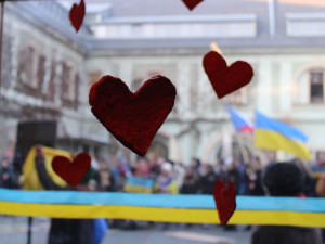 Plné nádvoří na Zbrojnici. Studenti přišli vyjádřit podporu Ukrajině