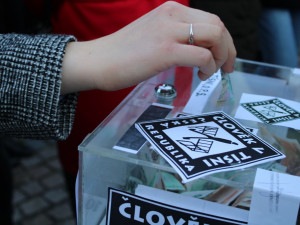 Plné nádvoří na Zbrojnici. Studenti přišli vyjádřit podporu Ukrajině