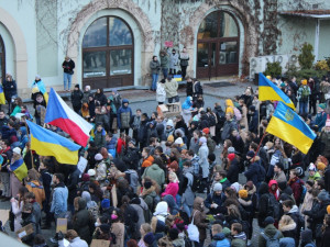 Plné nádvoří na Zbrojnici. Studenti přišli vyjádřit podporu Ukrajině