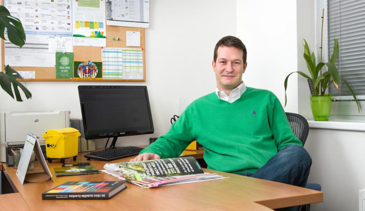 size4-16459103935752-139-prumerna-vzdalenost-k-barevnym-kontejnerum-je-90-metru-i-proto-jsou-cesi-evropskou-spickou-v-trideni