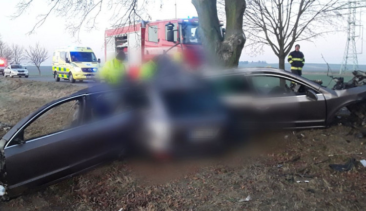 Po nárazu do stromu zemřel u Olšan dvacetiletý řidič