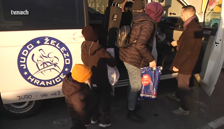 Z Hranic na hranice plné chaosu. Judisté odvážejí klubovými dodávkami uprchlíky z Ukrajiny