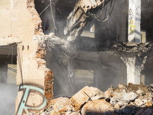 Budovy na Velkomoravské jdou k zemi. Vojenský areál nahradí nová čtvrť za miliardy