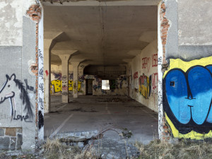 Budovy na Velkomoravské jdou k zemi. Vojenský areál nahradí nová čtvrť za miliardy