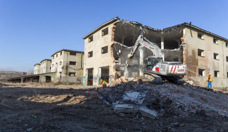 Budovy na Velkomoravské jdou k zemi. Vojenský areál nahradí nová čtvrť za miliardy