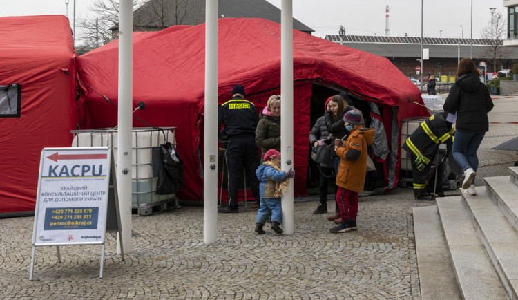 FOTOGALERIE: Krajské centrum už pomohlo stovkám uprchlíků. Brzy se přestěhuje do Hanáckých kasáren